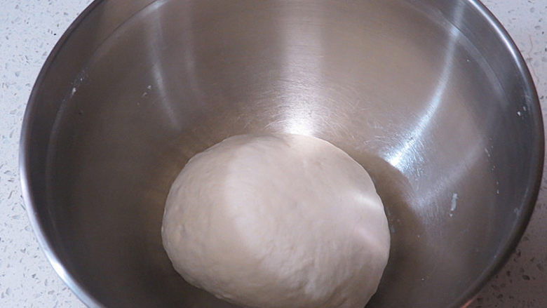 主食配菜一锅出【豆角排骨焖卷子】,揉成面团,放温暖处发酵备用