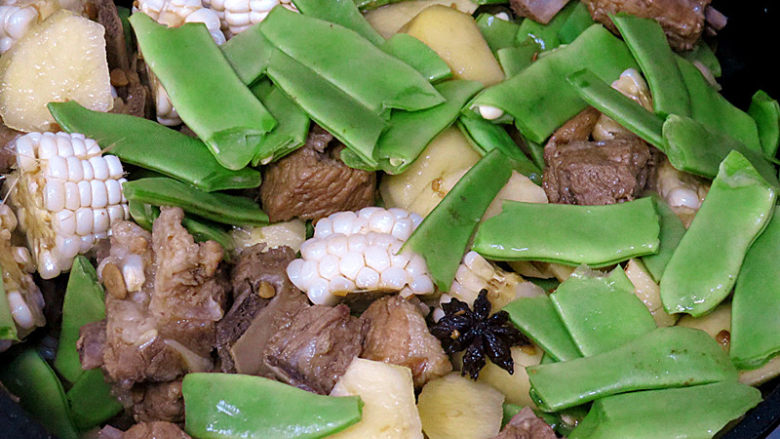 主食配菜一锅出【豆角排骨焖卷子】,40分钟后,把菜全部放入锅中,盖上锅盖,大火烧开后转小火炖30分钟
