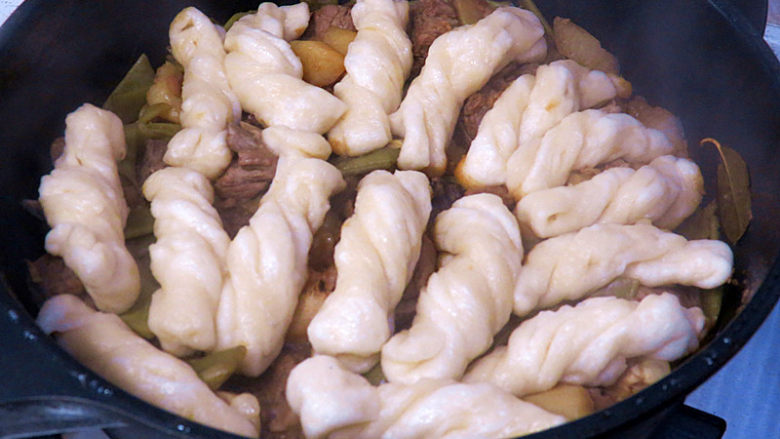 主食配菜一锅出【豆角排骨焖卷子】,小火焖15分钟(如果卷子大的话可多焖一会儿),关火,完成