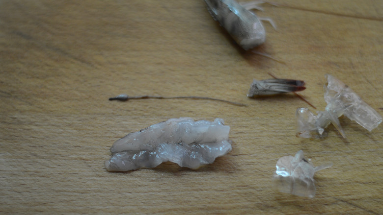 彩椒虾丁+海苔饭团(辅食),虾清洗干净,去头去尾,剥开后在虾背划开,挑出虾肠