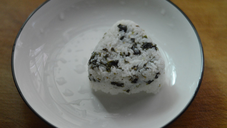 彩椒虾丁+海苔饭团(辅食),摆入盘中