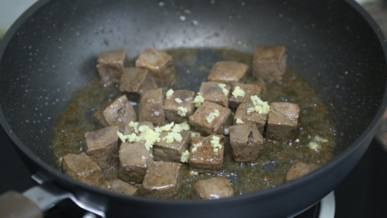 秋葵黑椒牛肉,加入姜蒜沫，炒香