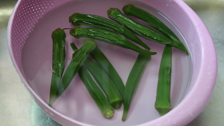 秋葵黑椒牛肉,捞出泡在凉水中一会