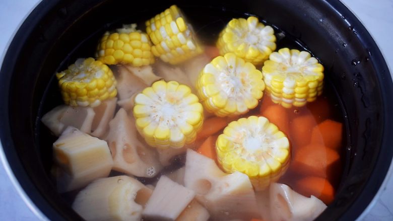 猪骨莲藕玉米胡萝卜汤,加入适量的水,没过食材即可