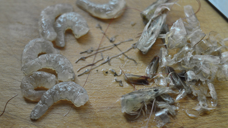 鲜虾豆腐汤(辅食),虾去头去尾,剥去壳,在背后划一刀,挑出虾肠