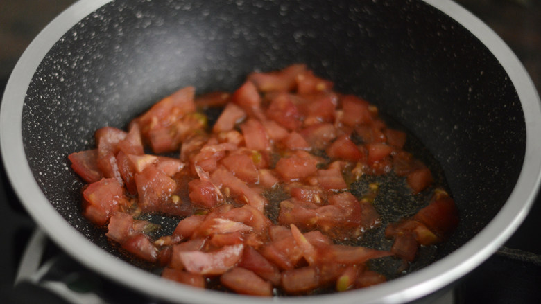 鲜虾豆腐汤(辅食),锅里倒入<a style='color:red;display:inline-block;' href='/shicai/ 851'>橄榄油</a>,烧热后放入番茄