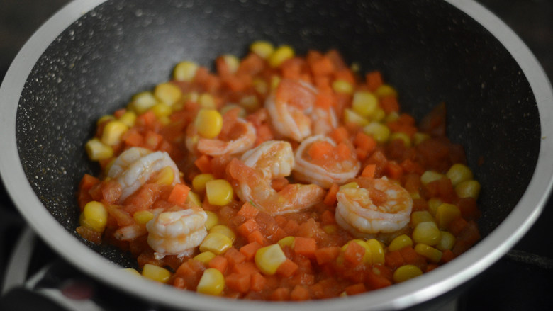 鲜虾豆腐汤（辅食）,翻炒至虾仁变色