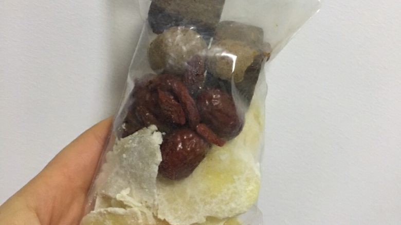 姜汁桂圆糖蛋,1️⃣ 准备材料:我是网上买了现成的包装,如果没有就按照我的材料来吧~ 生煎记得斜切片。