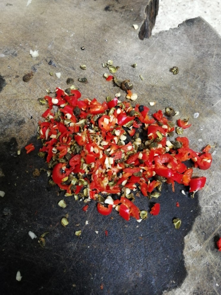 麻辣土豆,将辣椒与花椒切成碎状。