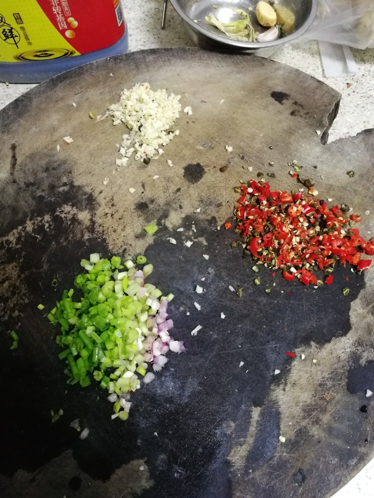 麻辣土豆,准备好蒜末，葱花。