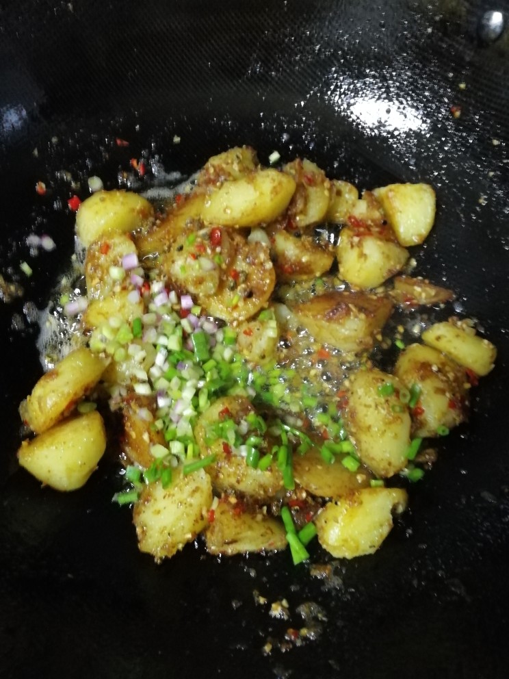 麻辣土豆,放入葱花，翻炒两分钟，即可出锅。