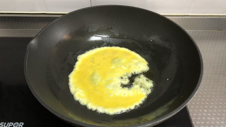 黑椒火腿炒饭,锅中热油,倒入鸡蛋液