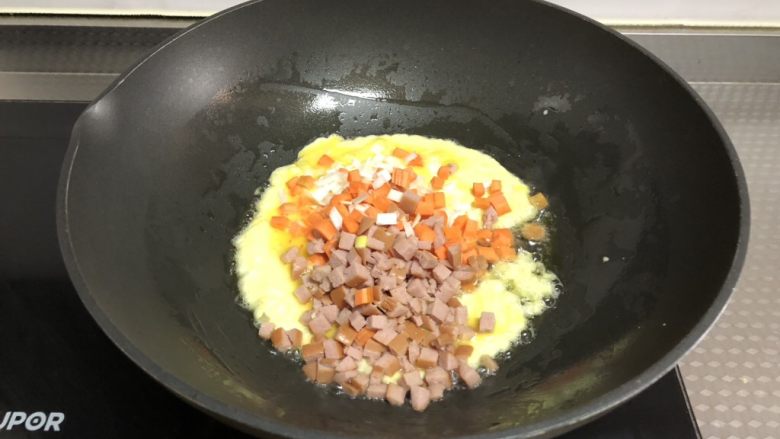 黑椒火腿炒饭,鸡蛋半凝固时放入胡萝卜,火腿和葱花