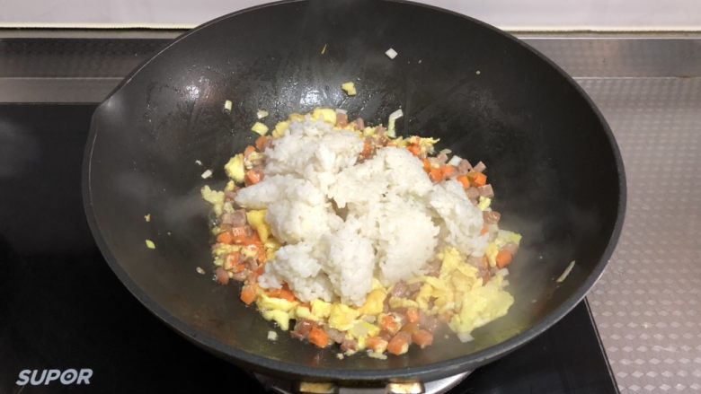 黑椒火腿炒饭,放入<a style='color:red;display:inline-block;' href='/shicai/ 6501'>剩米饭</a>,转小火