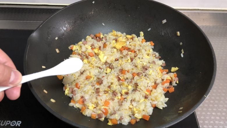 黑椒火腿炒饭,调入适量食盐,翻炒均匀