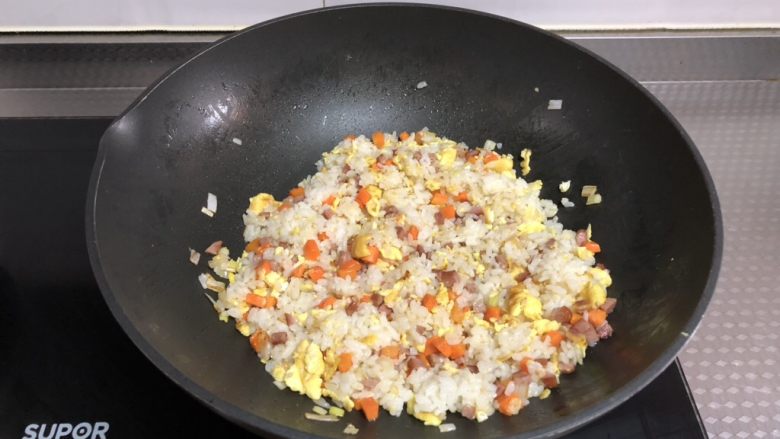 黑椒火腿炒饭,用铲子不停碾压翻拌至米饭颗粒分明,无硬块