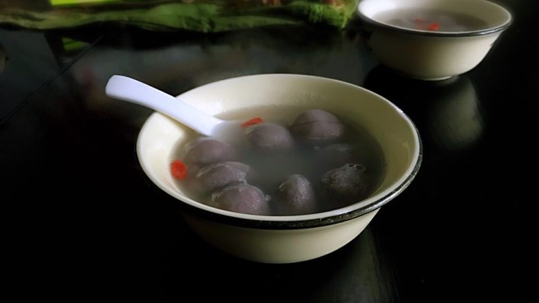 醪糟黑芝麻汤圆,我今天这个量是三人份的,煮多或者煮少看家里人的多少来确定,是很灵活的,自己随时掌握随便变动就行了。