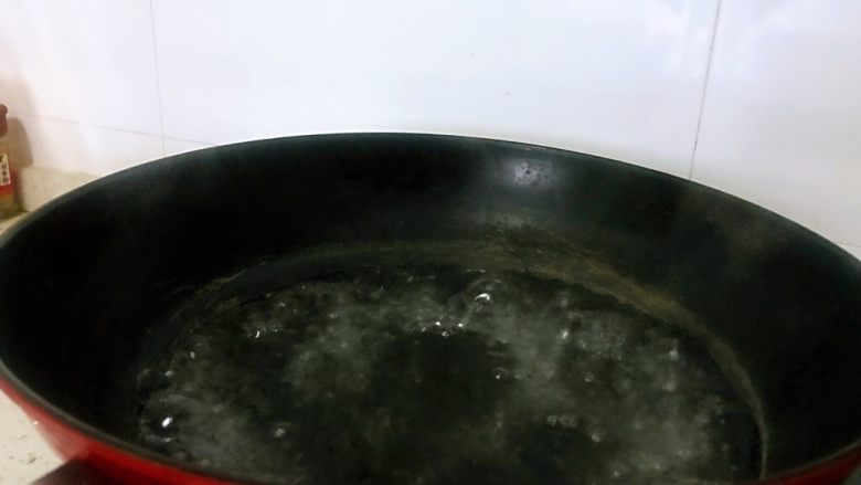醪糟黑芝麻汤圆,锅中加入清水,将水烧开,水的多少得看锅的大小和深浅来决定,最终以下入汤圆时能没过为准。