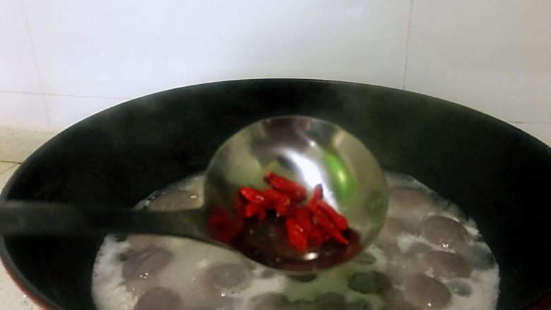 醪糟黑芝麻汤圆,加入枸杞,煮三分钟,其间注意搅拌不要糊锅底,美味的醪糟黑芝麻汤圆就好了。