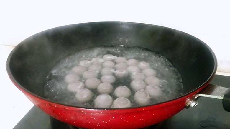 醪糟黑芝麻汤圆,汤圆一个个放入锅中,用勺背轻轻推一推使之不粘锅底,这时不用使太大的劲翻动,煮至汤圆浮起后转为小火,往锅中加少许冷水。