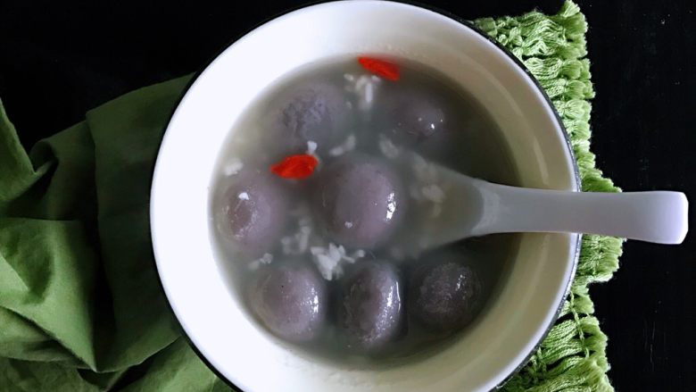 醪糟黑芝麻汤圆,煮熟后不需要额外添加糖了,无论是冰糖、白砂糖还是红糖,馅中本来就有糖,口感是能接受的,《中国居民膳食指南》推荐摄入添加糖每天不超过50克,最好控制在25克以下,尤其是孩子喜欢吃各种各样的零食,糖很容易超量的。