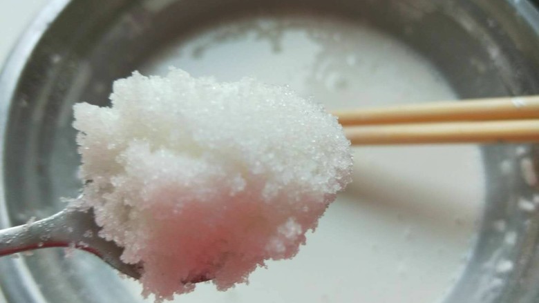 新文美食 成都豆沙糯米糍,加入适量水调成糊,加入一勺<a style='color:red;display:inline-block;' href='/shicai/ 3729'>白糖</a>。