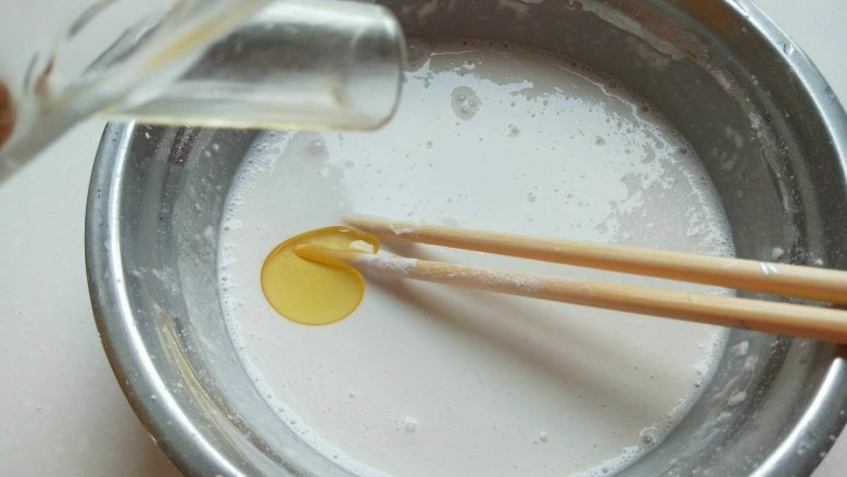 新文美食 成都豆沙糯米糍,在滴适量花生油。