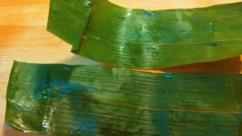 新文美食 成都豆沙糯米糍,苇叶两头剪掉留中间部位