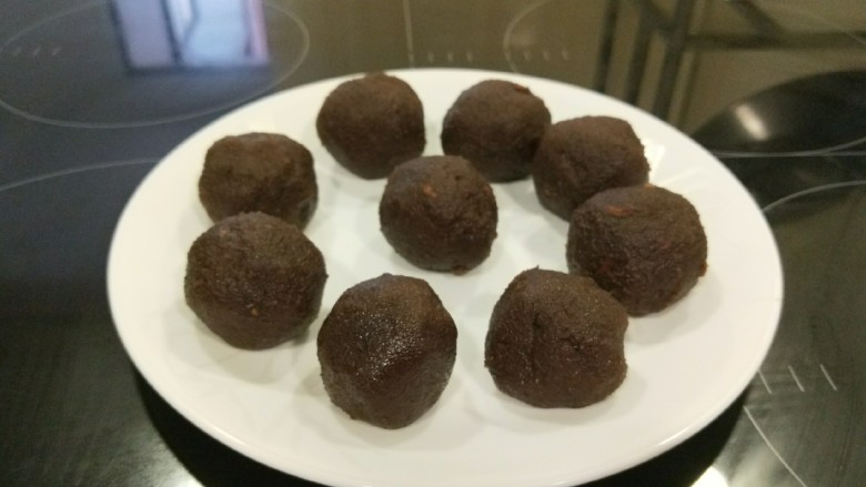 新文美食 成都豆沙糯米糍,豆沙球准备好。