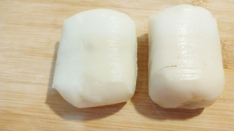 新文美食 成都豆沙糯米糍,包好的放在案板上。