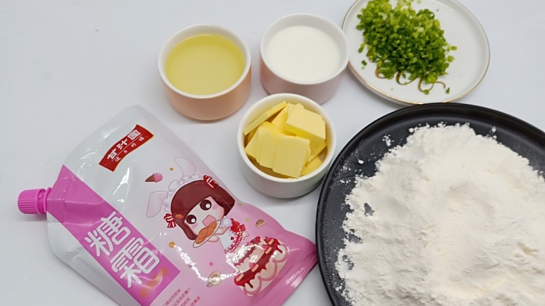 咸香酥脆《葱香曲奇饼干》,所有原材料称重,<a style='color:red;display:inline-block;' href='/shicai/ 548'>低筋面粉</a>提前过筛。准备小香葱只保留葱绿、切碎备用。