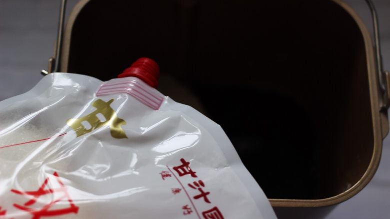 菠菜双色花样小馒头卷,面包桶里加入称重后的100克面粉和50克菠菜汁,再加入10克克甘汁园双碳白砂糖和1克<a style='color:red;display:inline-block;' href='/shicai/ 731'>酵母</a>,听说是无硫的比较健康,而且不容易变色,特别好溶解。
