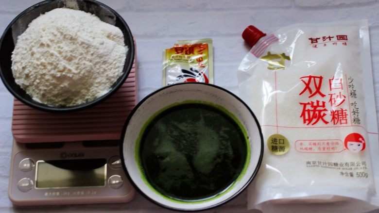 菠菜双色花样小馒头卷,把所有的食材备齐,面粉和<a style='color:red;display:inline-block;' href='/shicai/ 84408'>菠菜汁</a>称重备用。