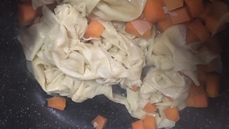 胡萝卜炒豆皮,6️⃣ 出锅前加入适量盐,翻炒均匀即可。