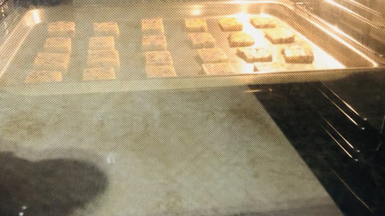 蔓越莓饼干,放入烤箱中层,上下火180度20分钟。(可以根据自家烤箱的温度灵活调整)