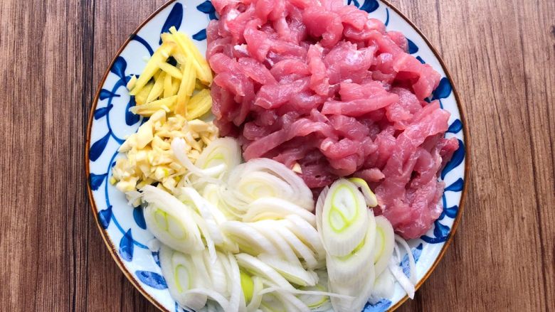 家常豆角焖面,瘦肉清洗干净沥干水,切成肉丝,大葱洗干净切成斜片,生姜去皮清洗干净切丝,蒜头去皮洗净切末。
