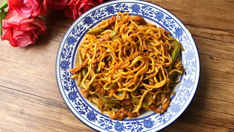 家常豆角焖面,美味的豆角焖面做好了,特别入味,超级好吃,老公一下子吃了一大盘。