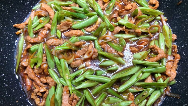 家常豆角焖面,放入豆角翻炒均匀,倒入适量水,水量比食材低一点,盖上盖子,焖25分钟。