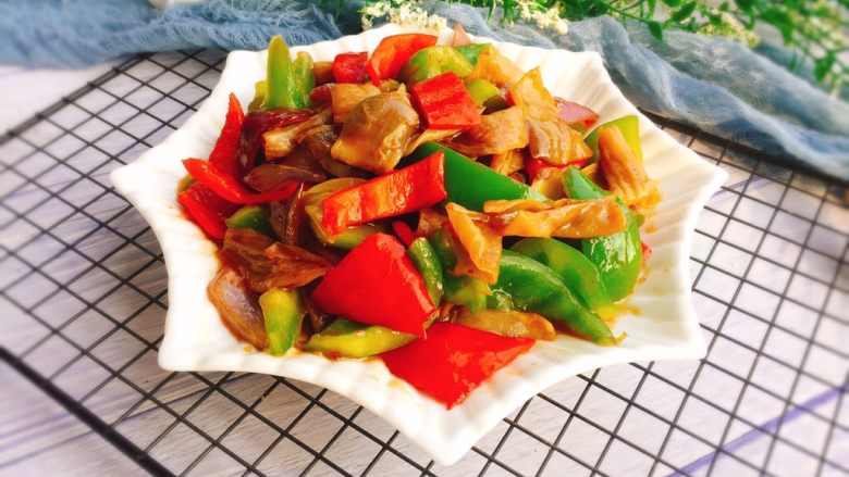 家常菜+爆炒鸭肠,装盘