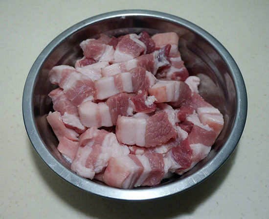 红烧肉炖鹌鹑蛋,裕滨纯粮年猪带皮五花肉清洗干净,切成两公分左右的方块;