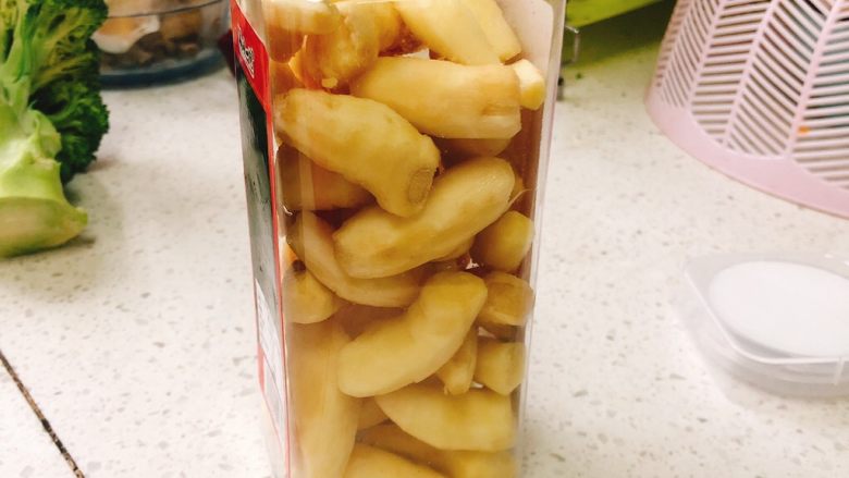 醋腌嫩生姜-可做早餐稀饭配菜,准备一个罐子,用开水烫过后放置通风处晾干(需自然晾干,不可擦拭等,否则生姜保存不久就会变质),然后装入生姜。