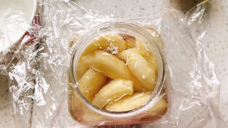 醋腌嫩生姜-可做早餐稀饭配菜,表面包上3层保鲜膜,更能达到密封效果。