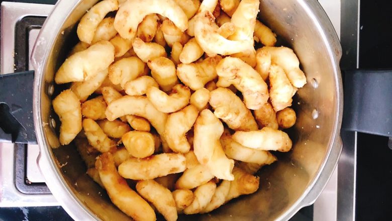 醋腌嫩生姜-可做早餐稀饭配菜,装在一个锅里,撒入2勺盐,搅拌均匀,腌制3小时以上。(夏天的话不能放太久,否则姜会腐烂)