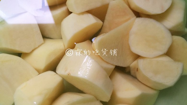 日式咖喱饭 家庭方便版,土豆切块(稍微切大一点)。