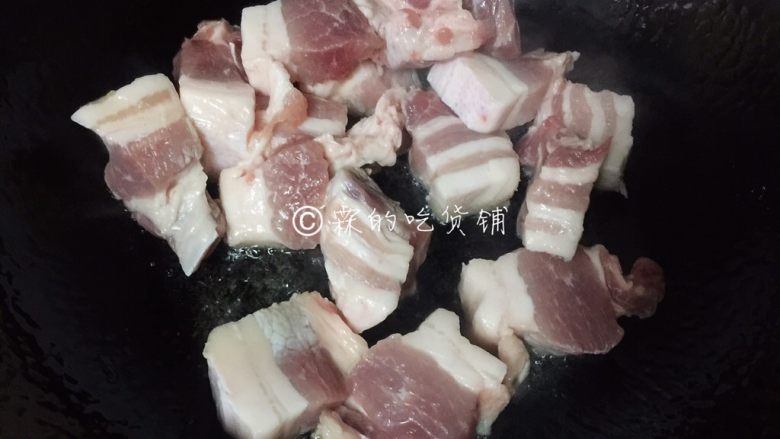 日式咖喱饭  家庭方便版,先把五花肉块倒入翻炒，加1汤匙料酒