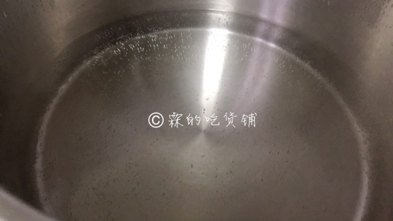 日式咖喱饭 家庭方便版,准备一口深一点的,或者大一点的锅。 放入能盖没所有食材的<a style='color:red;display:inline-block;' href='/shicai/ 156925'>水</a>,大约900克左右