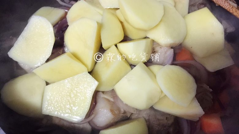 日式咖喱饭 家庭方便版,最后倒入土豆块一起煸炒,一直炒到洋葱有一点发软