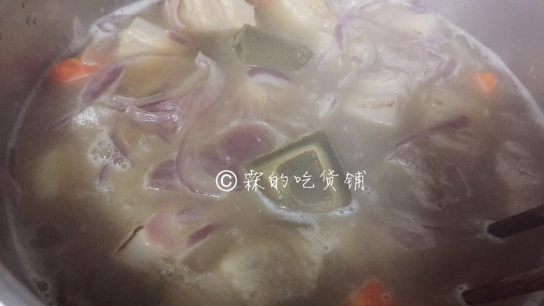 日式咖喱饭 家庭方便版,放入咖喱块,等大火煮开后小火慢炖。然后每隔个刻把钟左右去看一看、搅拌一下,很容易糊锅的。