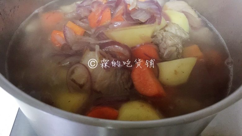 日式咖喱饭 家庭方便版,随后把所有的食材倒入
