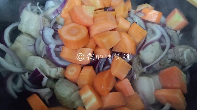 日式咖喱饭 家庭方便版,随后倒入胡萝卜块一起煸炒